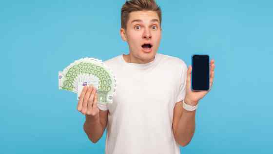 An online running betting enthusiast with a phone holding money